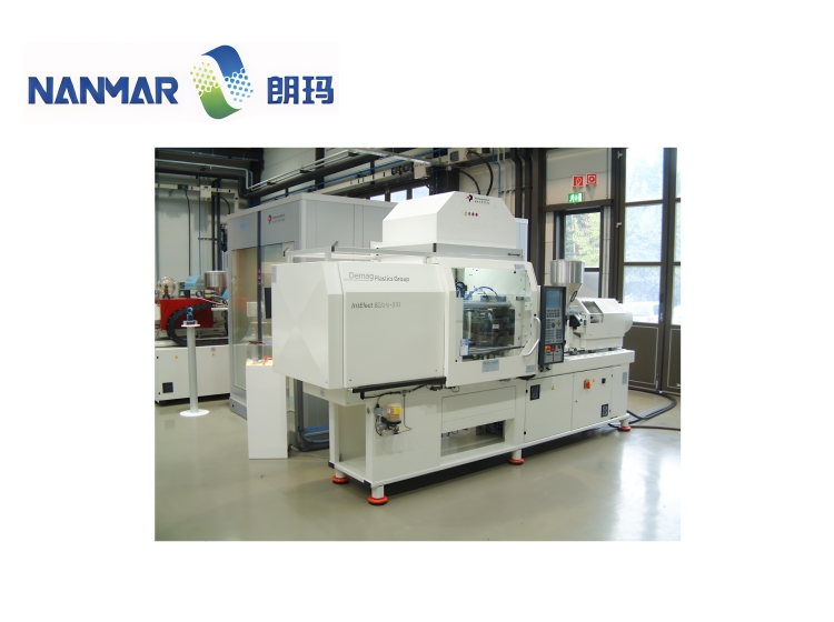 Laminar flow hood for injection molding machine