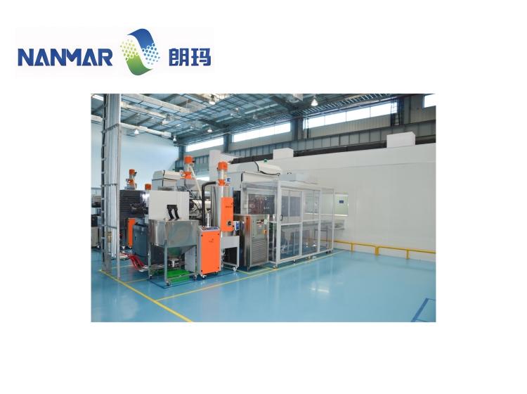 Laminar flow hood for injection molding machine